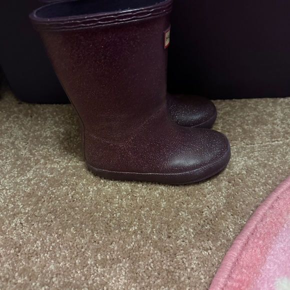 Size 8 deep purple sparkle toddler hunter boots - Picture 2 of 4